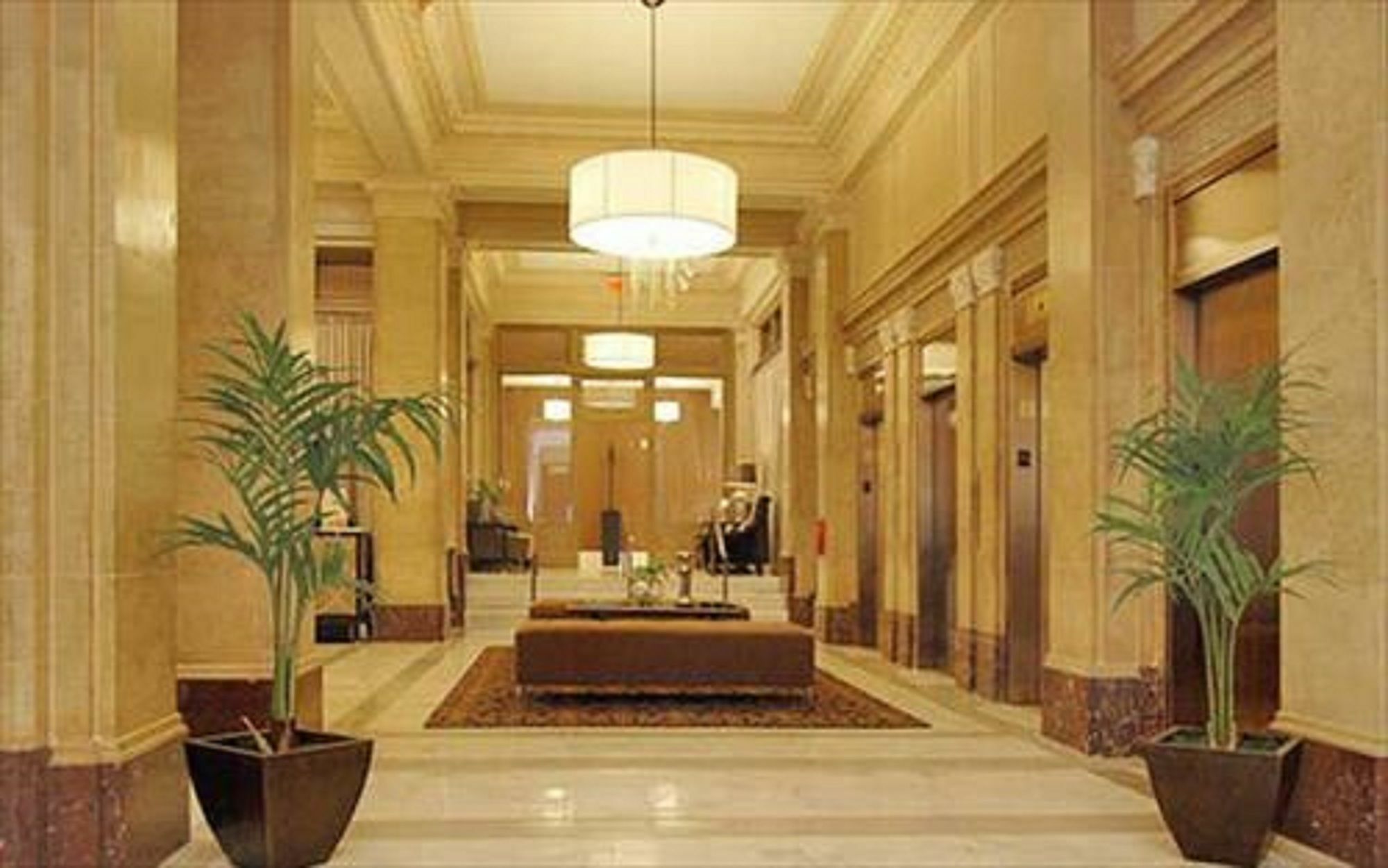 Global Luxury At The White House 4*
